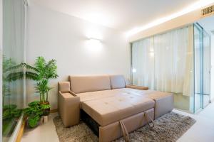 Beachside Chic Coastal Hideaway with Pool, Gym & View