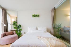 Beachside Chic Coastal Hideaway with Pool, Gym & View