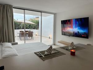 Marbella Hideaway BBQ, POOL & Best walking distance Beaches