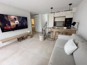 Marbella Hideaway BBQ, POOL & Best walking distance Beaches