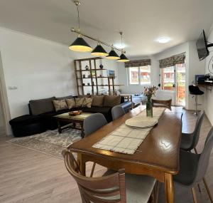 Cosy 2-bedroom apartment near the ski road Bansko