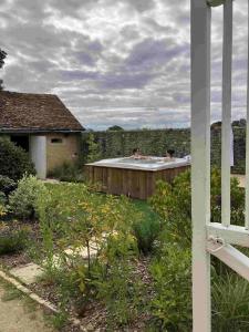 Villas Maison de vacances avec piscine chauffee, jacuzzi et jardin prive - proche circuit des 24h du Mans : photos des chambres
