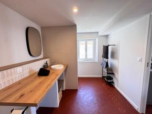 Modern apartment near beaches & restaurants