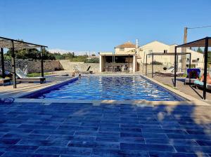 Chambre cosy avec terrasse sur la colline boisée, parking privé, jardin, calme, climatisation, 10 mn pont du Gard num7