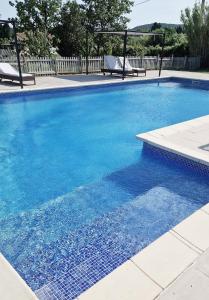 Chambre cosy avec terrasse sur la colline boisée, parking privé, jardin, calme, climatisation, 10 mn pont du Gard num7