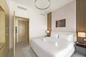 Elegant 1BR Near Burj Khalifa and Dubai Mall with Pool, Balcony, & Gym