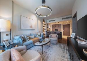 Designer 1 BR Suite View Burj Khalifa, 1 min from Dubai Opera & Dubai mall-Downtown
