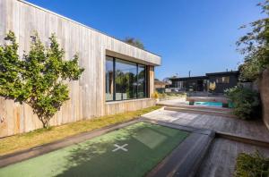 Quay-Walk to beach Gas Heated Pool, Spa, Trampoline