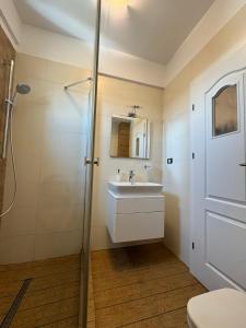 RoApart-Cozy Apartment 2 camere 1 minut de plaja cu parcare privata