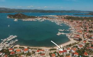 Beach apartment ANA with sea view, balcony, garden & bbq, Murter - Dalmatia