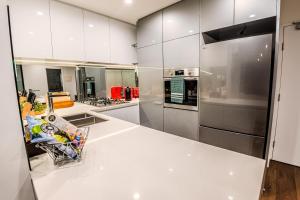 3 bed Apt near hospital, Uni & CBD - free parking!