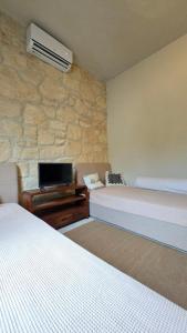 To Petrino, Stylish Stone House, Elani