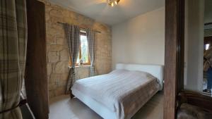 To Petrino, Stylish Stone House, Elani