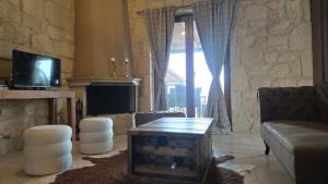 To Petrino, Stylish Stone House, Elani