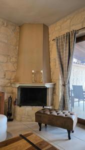 To Petrino, Stylish Stone House, Elani