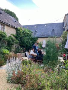 Villas Maison de vacances avec piscine chauffee, jacuzzi et jardin prive - proche circuit des 24h du Mans : photos des chambres