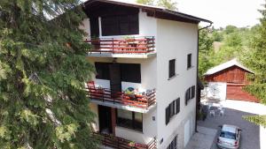 Apartments with balcony and with large free parking House Oliver