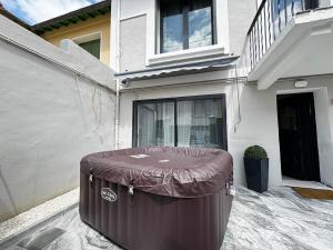 Avignon maison à côté du tram et avec jacuzzy