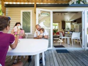 Campings Camping 4 etoiles - Piscine - efceih : photos des chambres