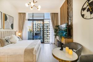 Stylish Bright Studio with Balcony & Cozy Escape - Apartments, Dubai