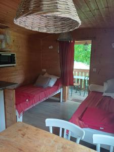 Maisons de vacances La Roulotte Authentique au pays de George Sand avec piscine : photos des chambres