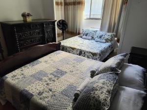 Apto Clássico, 2 quadras da Praia, Copacabana Palace e Metrô - Ar Condicionado - Muito bem Equipado