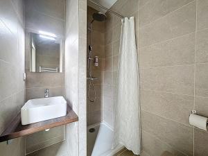 Immeuble complet climatisé, 24 couchages, centre ville, proche A75