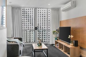 Stylish 2BR City Stay with Full kitchen and Balcony