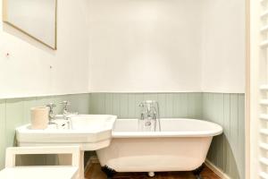 Maisons de vacances Au Pied de la Cite - Terrasse - Climatisation - Wifi : photos des chambres