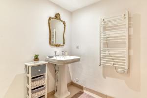 Maisons de vacances Au Pied de la Cite - Terrasse - Climatisation - Wifi : photos des chambres