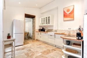 Maisons de vacances Au Pied de la Cite - Terrasse - Climatisation - Wifi : photos des chambres
