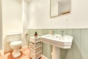 Maisons de vacances Au Pied de la Cite - Terrasse - Climatisation - Wifi : photos des chambres
