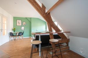 Bright 70m Apartment near City Center & the Loire