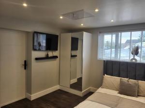 Trendy Studio With A Private Garden