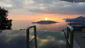 Villa Infinity swimming pool above Saint Stephan
