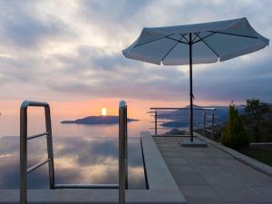 Villa Infinity swimming pool above Saint Stephan