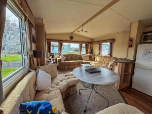 Spacious 8 Berth Caravan At Southview Holiday Park Near Skegness Ref 33018Ml