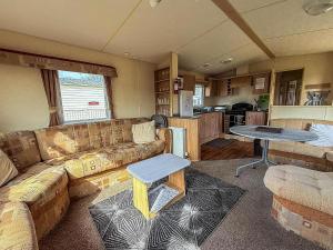 Spacious 8 Berth Caravan At Southview Holiday Park Near Skegness Ref 33018Ml
