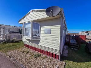 Great 6 Berth Caravan With Decking By The Beach In Suffolk Ref 40023Nd