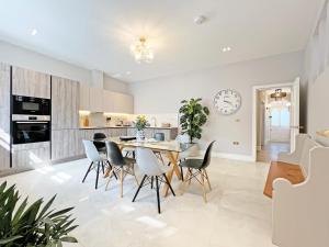 Incredible Luxury Windsor Long Walk 4 Bedroom Home With Free Driveway Parking