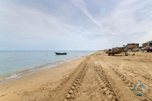 Piano terra sul lungomare con parcheggio