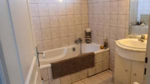 Sejours chez l'habitant Chambre villa sdb privee, parking, wifi & bureau : photos des chambres