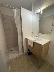 Hotels Hotel Sable Et Soleil - Port, Plage & Jacuzzi prive : Chambre Double Économique de 10 m2