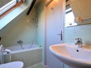 Maisons de vacances Charmant gite a Riquewihr avec jardin et parking prive - FR-1-744-45 : photos des chambres