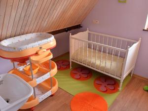 Maisons de vacances Charmant gite a Riquewihr avec jardin et parking prive - FR-1-744-45 : photos des chambres