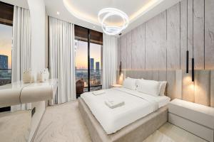 Bright 1BR Retreat with Pool Access Near The Palm & Dubai Marina Hotspots