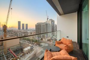 Bright 1BR Retreat with Pool Access Near The Palm & Dubai Marina Hotspots