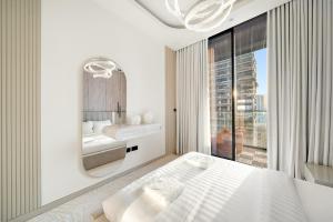 Bright 1BR Retreat with Pool Access Near The Palm & Dubai Marina Hotspots