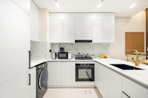 Bright 1BR Retreat with Pool Access Near The Palm & Dubai Marina Hotspots