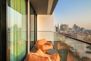 Bright 1BR Retreat with Pool Access Near The Palm & Dubai Marina Hotspots